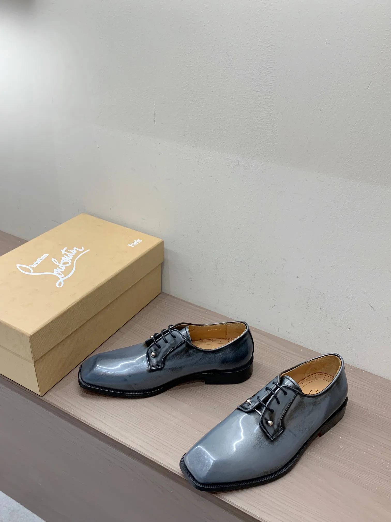 [CL red sole shoes] Top P: 1020💰 Size 39-44 (38.45.46 custom-made, non-returnable) Christian Louboutin men's classic Oxford shoes, men's business formal leather shoes💫Original molding, 1:1 replica, specially made for nobles. The unique shoe shape is unique and 100% comfortable! The whole shoe is made of imported Italian cowhide material, carefully selected, with fine pores and rich luster. Cow leather lining, soft and comfortable, sweat-absorbent and breathable. Genuine leather outsole, non-slip and wear-resistant, full of texture, elegant and luxurious overall, integrating comfort, formality and luxury! The Rolls Royce of shoes!